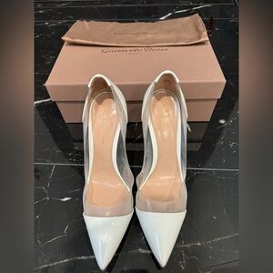 Gianvito Rossi
black and transparent plexi 105 PVC pumps
Size 38